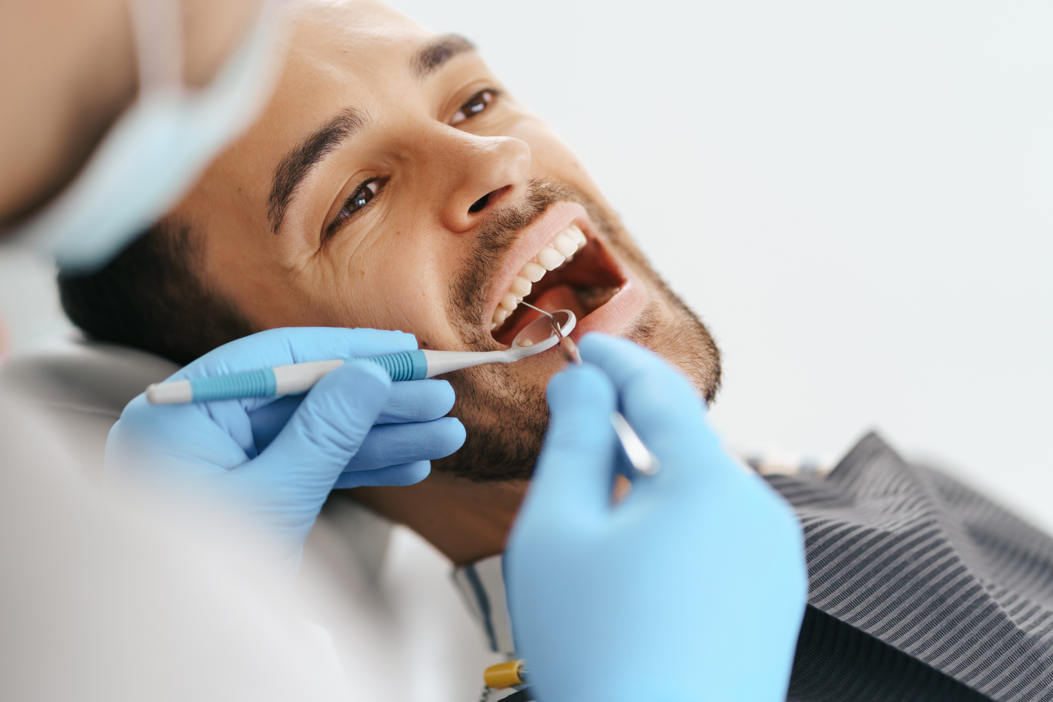 O Que Você Precisa Saber Antes de Fazer Facetas em Resina Dentista em Brasília